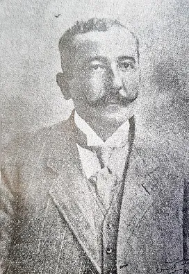 صورة أرشيفية للشاعر المصري أحمد شوقي مرتدياً الطربوش وملابس رسمية.