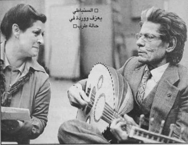 صورة للملحن رياض السنباطي ممسكاً بعود وينظر إلى الكاميرا.